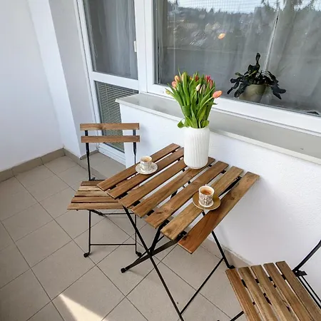 Stylish 6 With Balcony 公寓