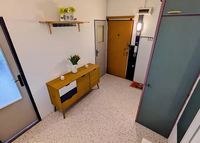 Stylish 6 With Balcony 아파트
