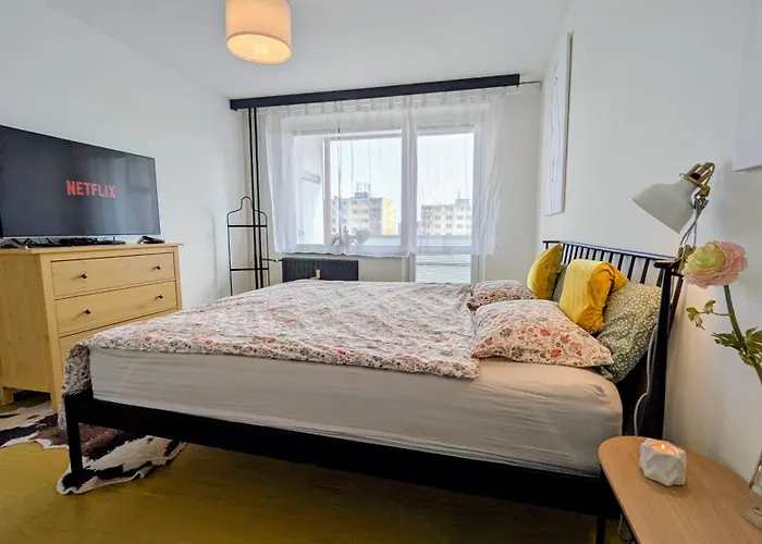 Stylish 6 With Balcony Apartment *